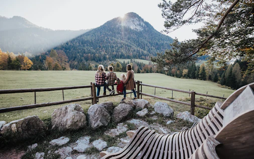 Eine ruhige alpine Umgebung mit beeindruckendem Bergpanorama, in der Natur, Erholung und hochwertige Lebensqualität harmonisch zusammenkommen.