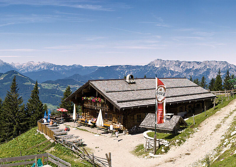 Gemütliche alpine Berghütte in traumhafter Panoramalage, umgeben von beeindruckender Bergkulisse. Die sonnige Terrasse lädt zum Verweilen ein und bietet einen herrlichen Ausblick über die umliegenden Gipfel – ideal für Wanderer, Naturliebhaber und Genießer.