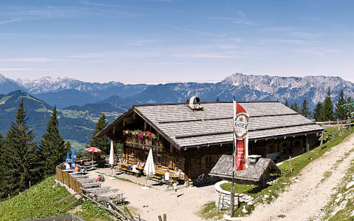 Gemütliche alpine Berghütte in traumhafter Panoramalage, umgeben von beeindruckender Bergkulisse. Die sonnige Terrasse lädt zum Verweilen ein und bietet einen herrlichen Ausblick über die umliegenden Gipfel – ideal für Wanderer, Naturliebhaber und Genießer.