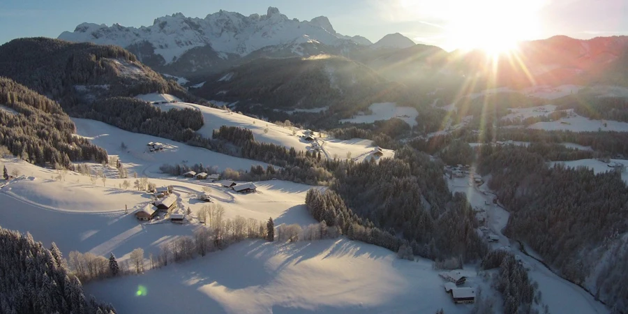 Ein winterlicher Bergsee, umgeben von schneebedeckten Hängen, im warmen Licht der tief stehenden Sonne – ruhig, klar und beeindruckend.