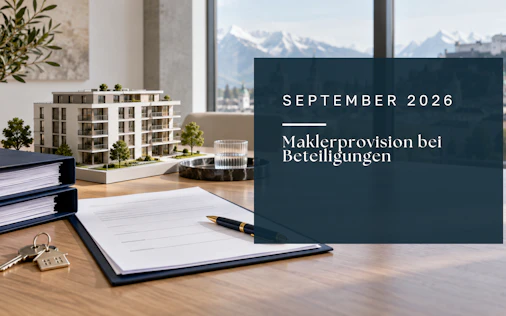 Titelbild zum Artikel über Maklerprovision bei Beteiligungen; Immobilienvertrag, Architekturmodell und Schlüssel in einem hellen Salzburger Büro, September 2026.