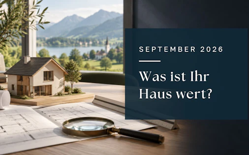 KI-Symbolbild mit Hausmodell, Grundriss, Maßstab und Lupe; Titel: Was ist Ihr Haus wert?, September 2026.