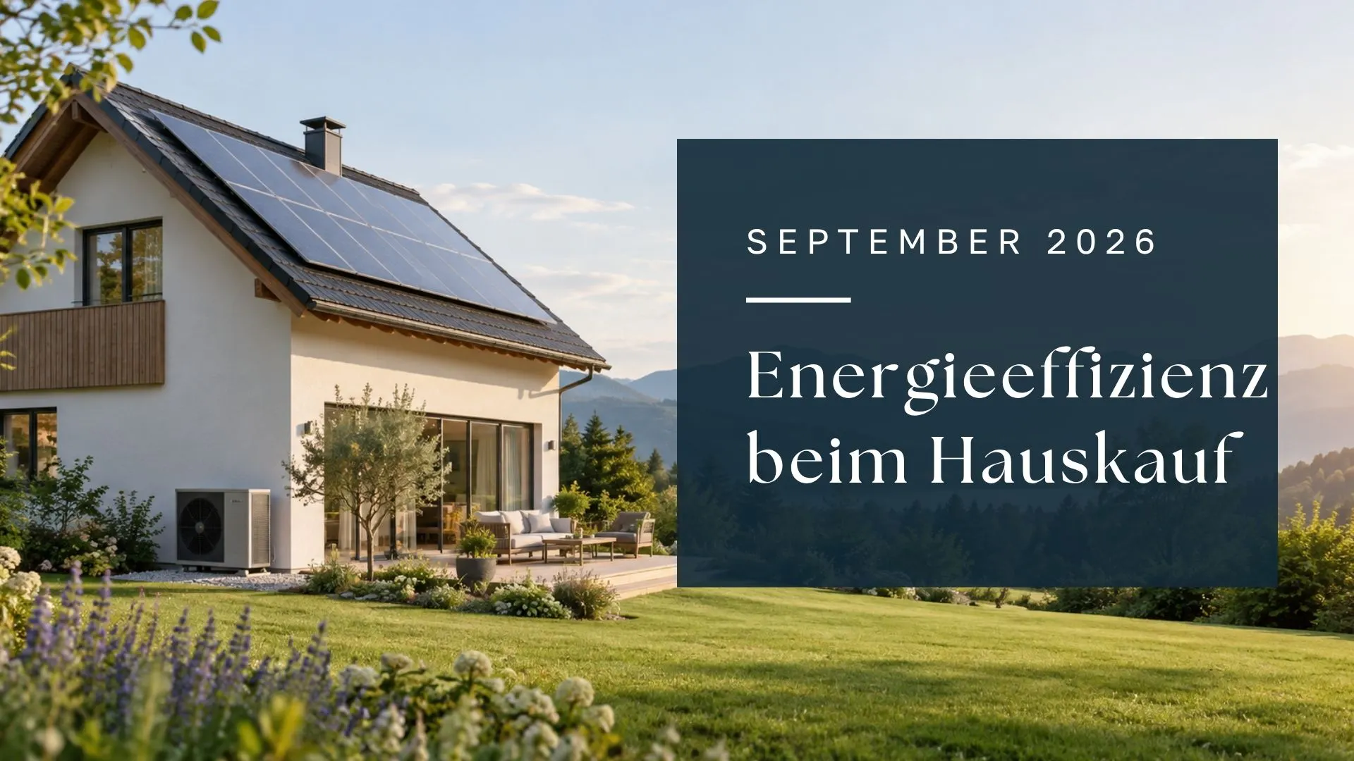 KI-Symbolbild eines Hauses mit Solaranlage und Wärmepumpe; Titel: Energieeffizienz beim Hauskauf, September 2026.