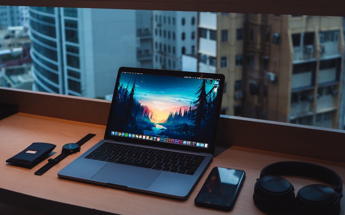 laptop na biurku przy oknie
