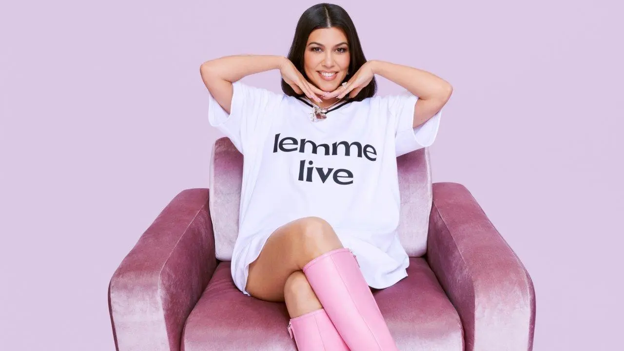 Кортни в футболке Lemme 