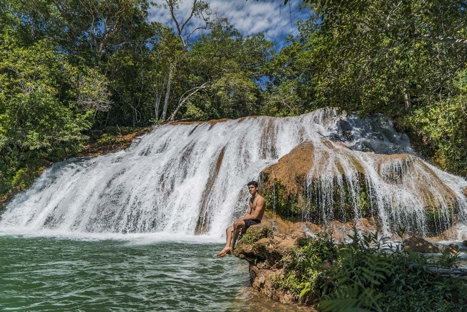 Homem sentado em frente às Cachoeiras da Serra da Bodoquena em Bonito/MS.