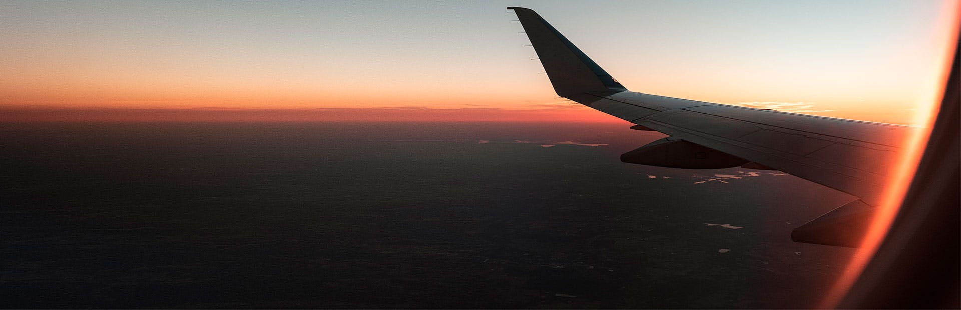 O horizonte visto de uma janela de avião