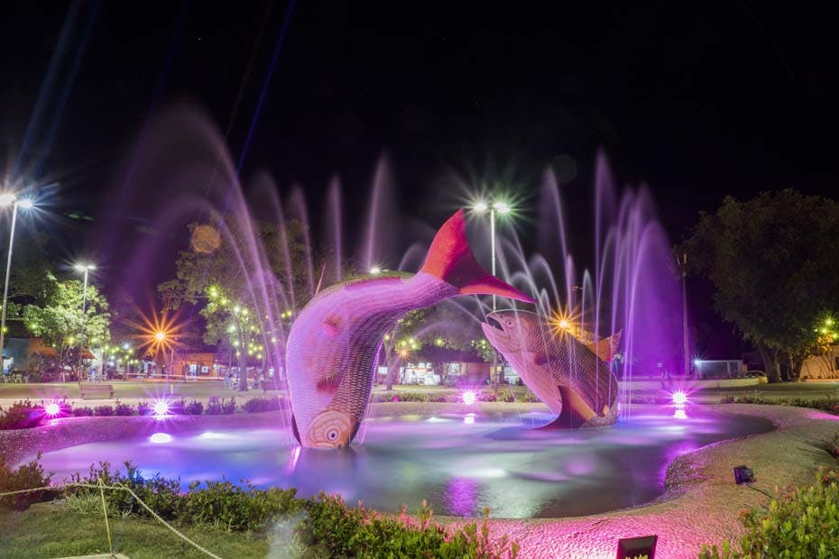 Foto com escultura de peixes na Praça da Liberdade em Bonito/MS.