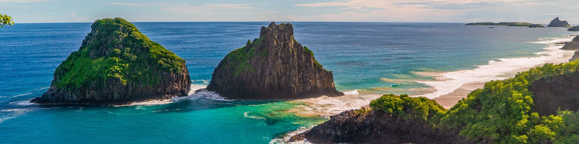 Vista do arquipélago de Fernando de Noronha/PE com mar e vegetação nativa.