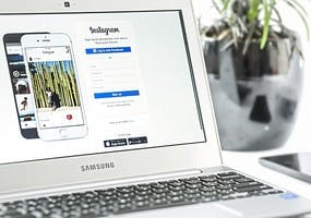 En trendig dator som visar instagram i webbläsaren