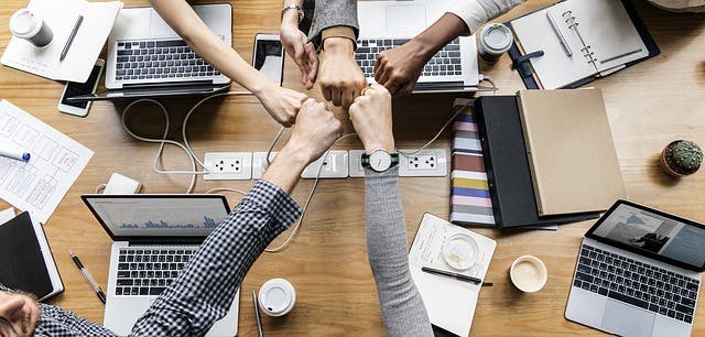 Boka influencers på egen hand eller använda ett nätverk