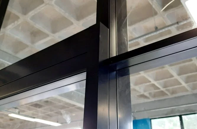 detalhe divisória junta seca