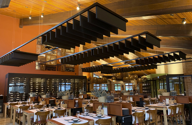 baffles acústicos pintados de preto