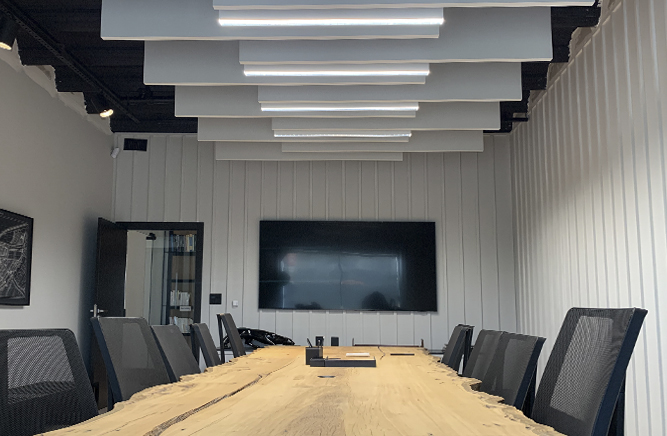 sala corporativa com baffles acústicos