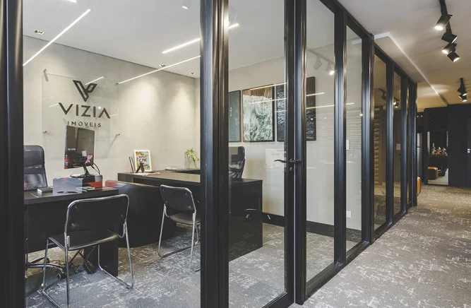 divisória alto padrão topsystem quadro de vidro simples