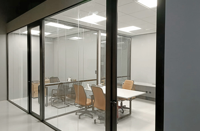 projeto-divisória-corporativa-de-vidro-com-painel