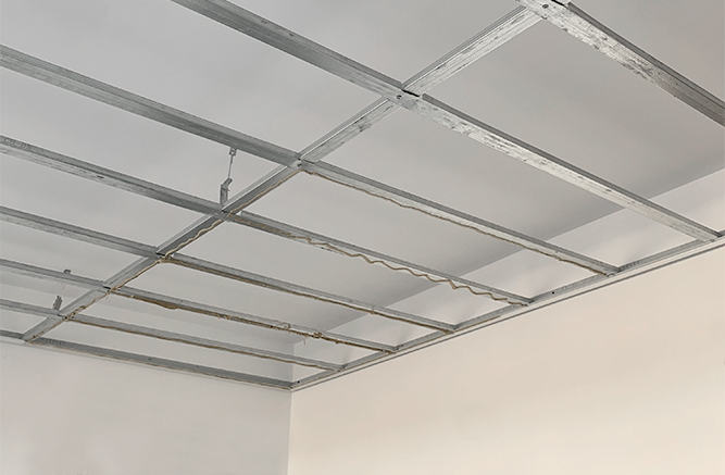 O sistema AcoustiBuilt® instalado com o perfil para drywall Armstrong®
