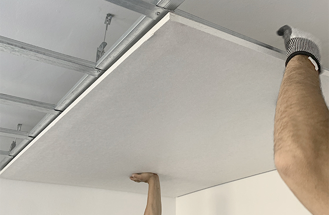 O sistema AcoustiBuilt® instalado em paineis