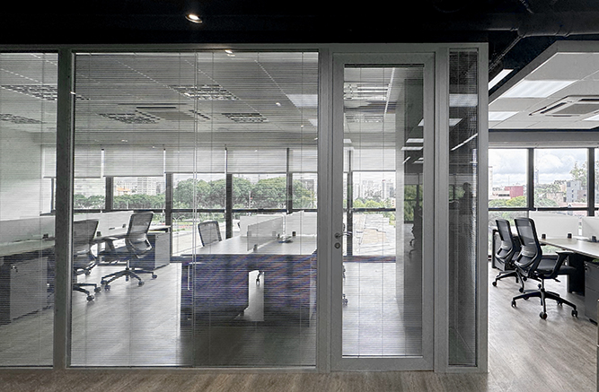 Divisória de vidro com persiana embutida junta seca