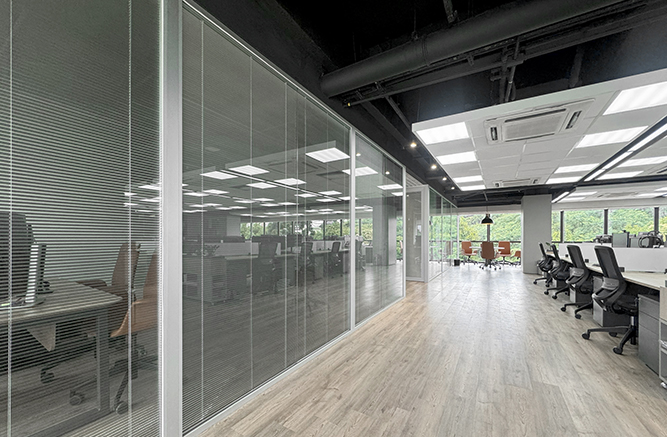 divisória vidro com persiana junta seca