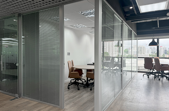 TCE-RP Divisória de vidro com persiana embutida -  Divisória para escritorio junta seca