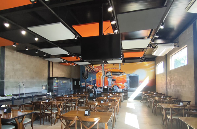 Painel de forro suspenso em lã de vidro com revestimento em véu acústico