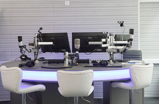 estação de radio feita com revestimento swissclic bianco