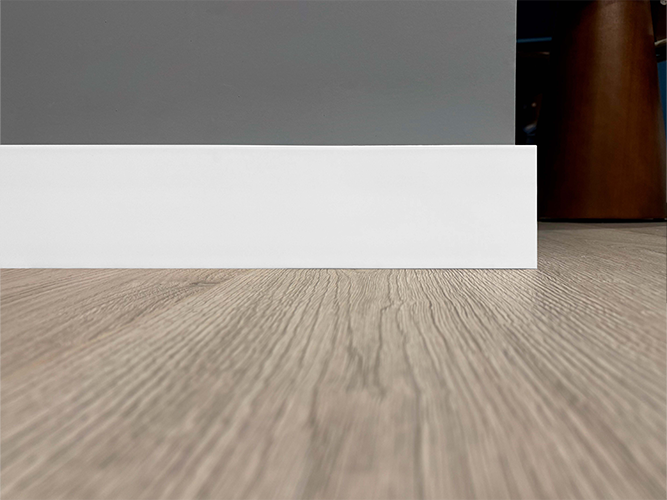 divisystem-rodape-floort-branco-liso-ambientado