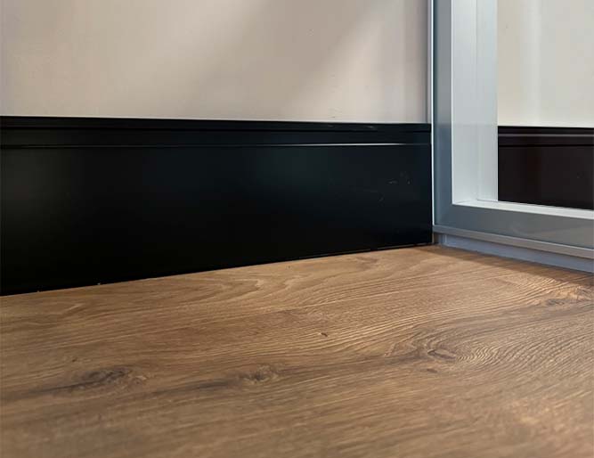 divisystem-rodape-floort-preto-frisado-ambientado