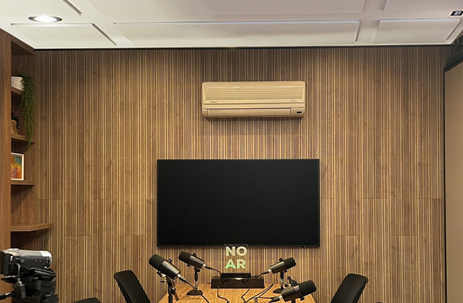 Estúdio podcast com invisacoustics e swissclic