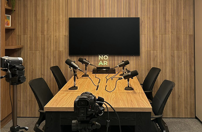 Estúdio podcast com invisacoustics e swissclic