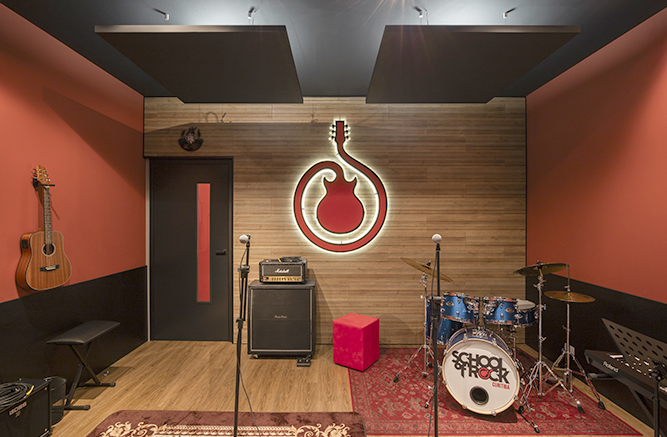 revestimento swissclic e nuvens aplicadas em estúdio de musica