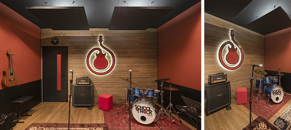 Ambientes com tratamento acústico através de Nuvem Acústica - forro suspenso