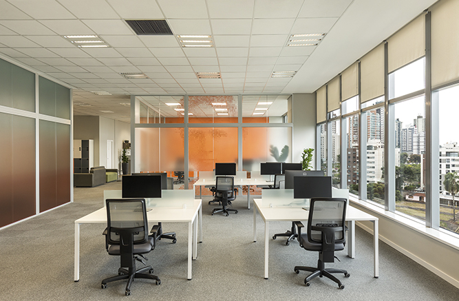 divisória alto padrão em vidro para escritório e forro armstrong modular