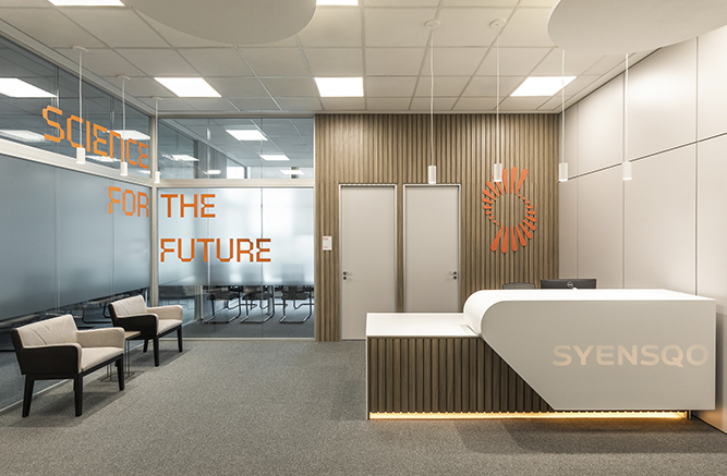 divisória painel e vidro para escritório - projeto comercial com forro modular calla e nuvens acústicas