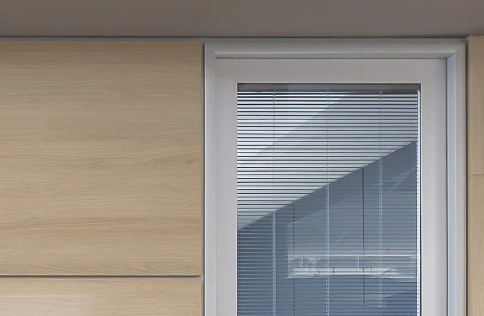 divisória amadeirada painel monolitico topsystem da divisystem