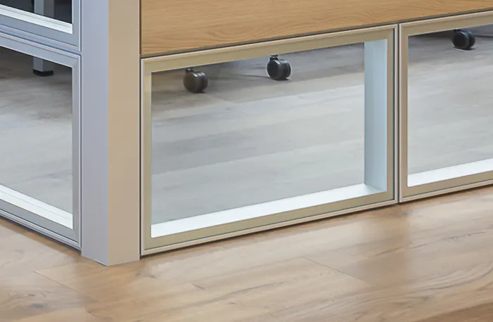 divisória piso teto em vidro e painel