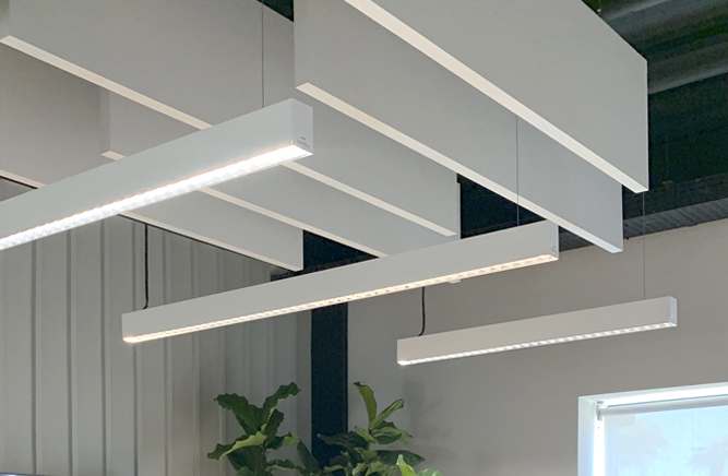 detalhes de uma sala corporativa com baffles acústicos