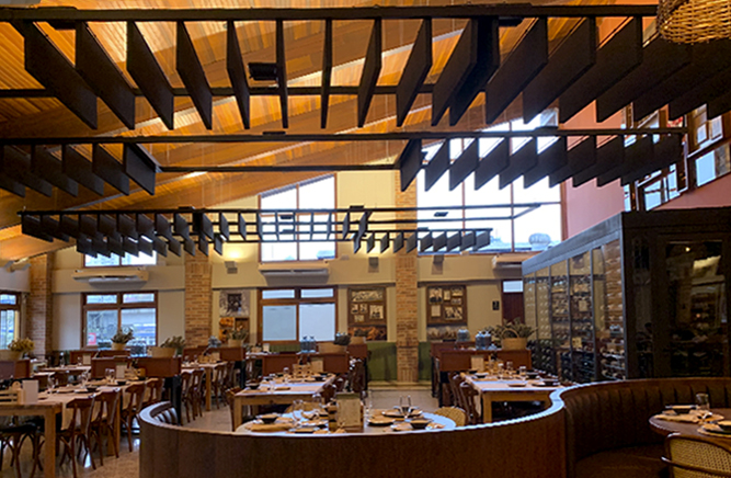 soluções acústicas para restaurante com baffles