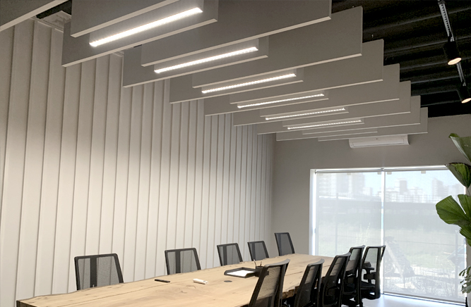 sala de reunião com baffles acústicos