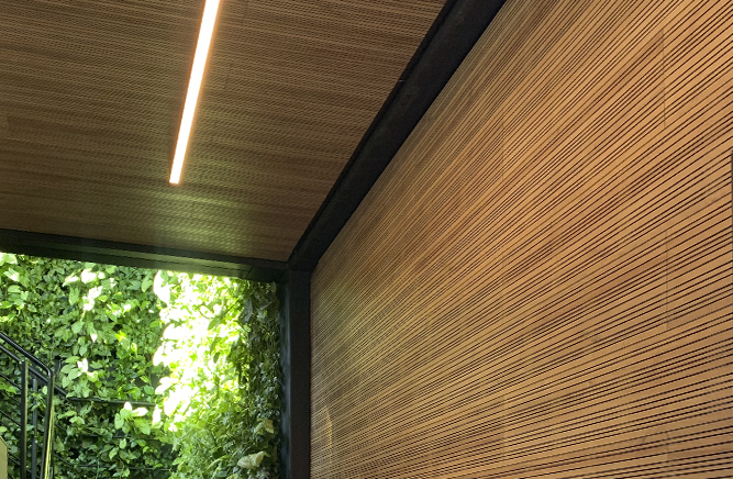 detalhes do Revestimeto ripado acústico swissclic usado no piso e teto