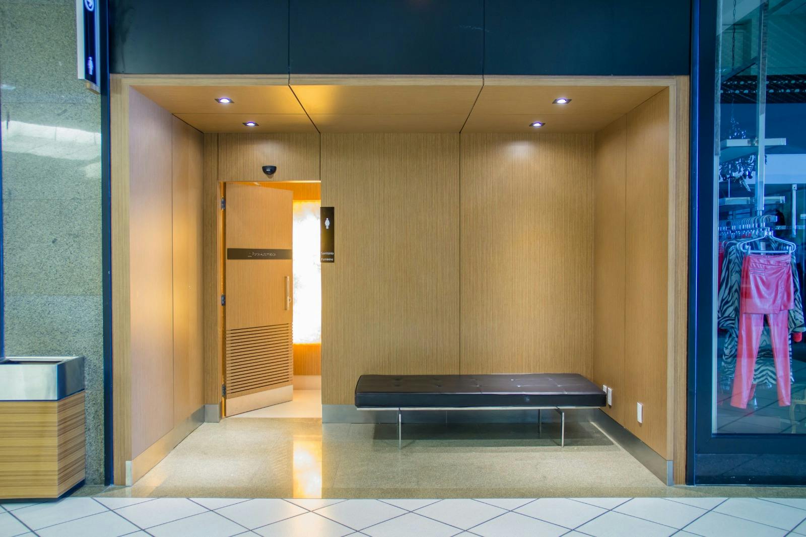 Porta automática em banheiro! Acessibilidade com a Tecnoport.