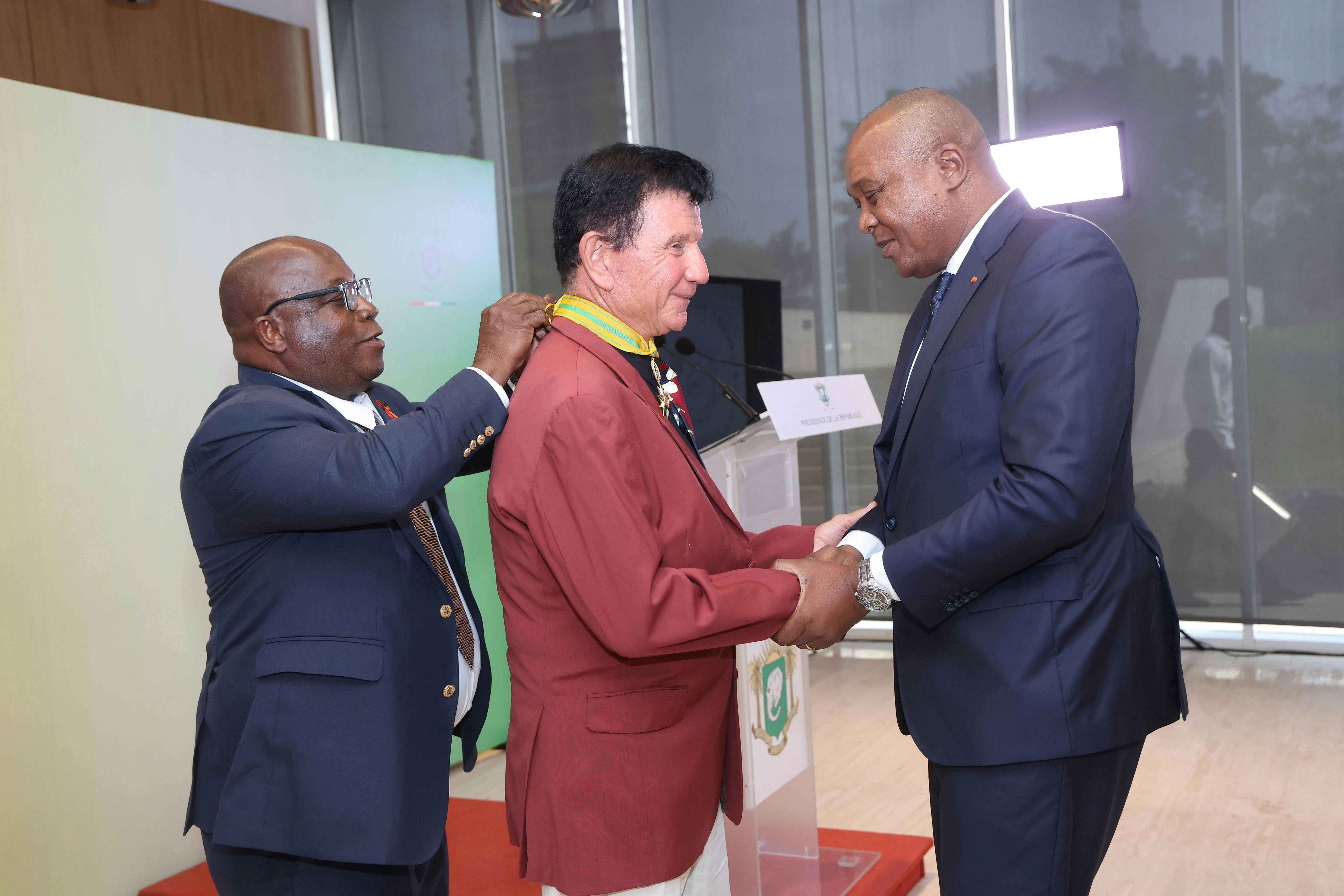 Remise des insignes de l'Ordre National au Colonel J. C. Mirassou