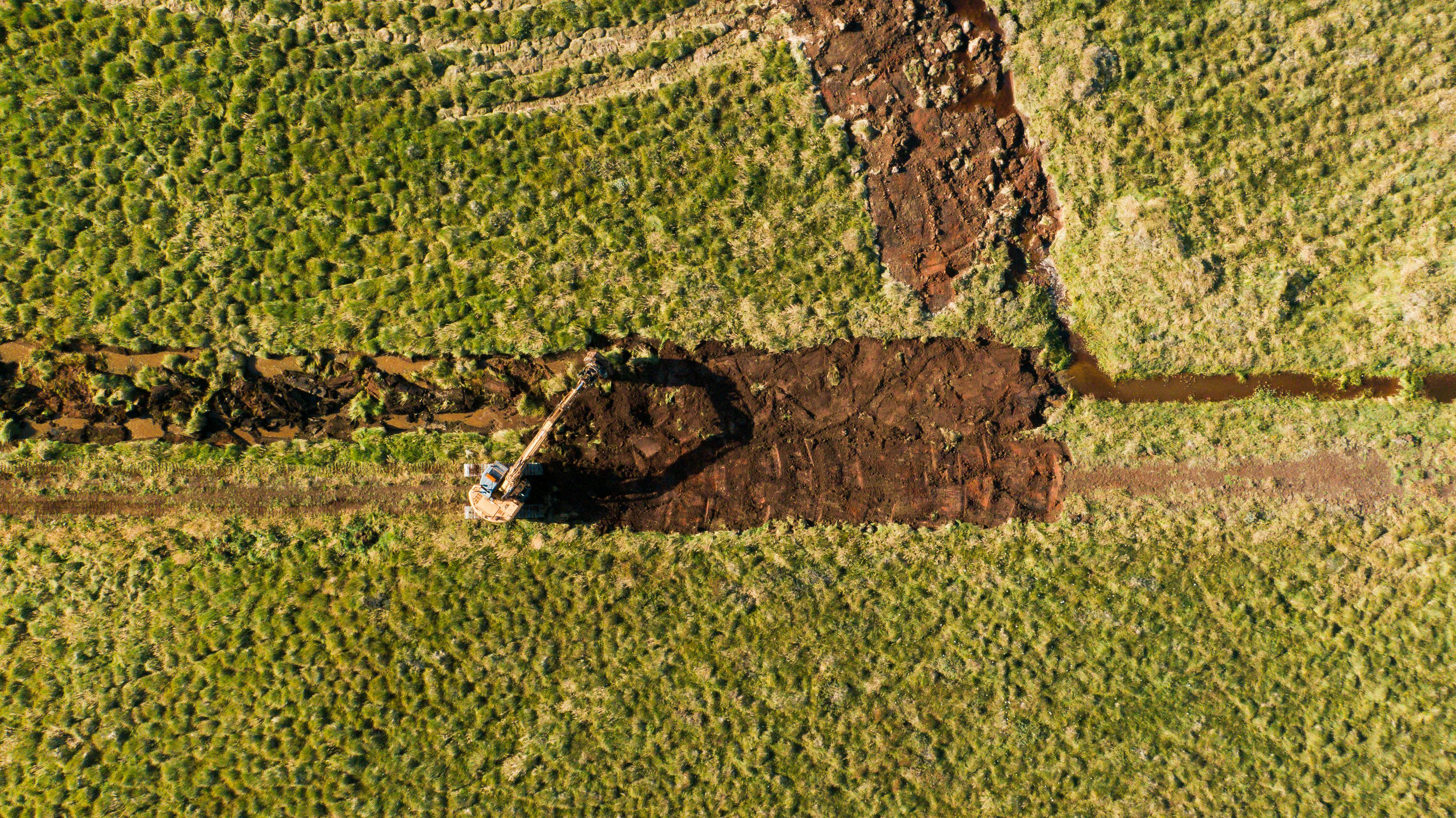 The Fund ensures that the restoration is carried out professionally and in accordance with approved methods and under the supervision of specialists of the Soil Conservation Service of Iceland.