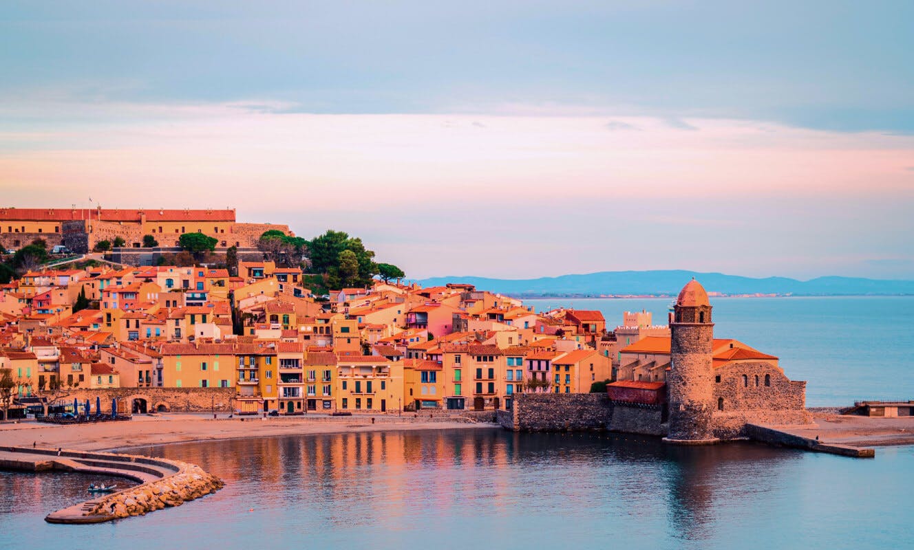 Vue sur la mer et le village de Collioure