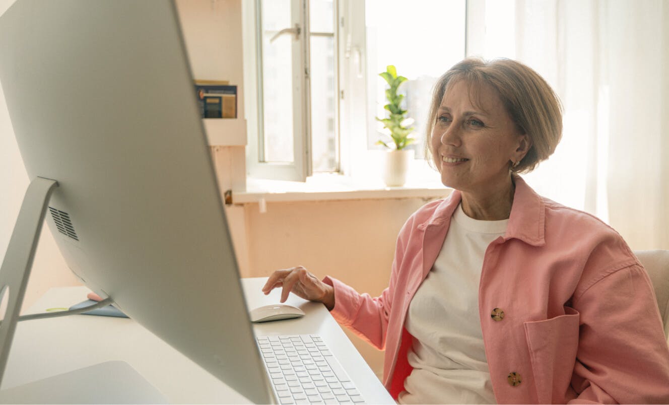 Une femme d'environ 60 ans recherche utilise un site spécialisé pour trouver des élèves intéressés par ses cours particuliers