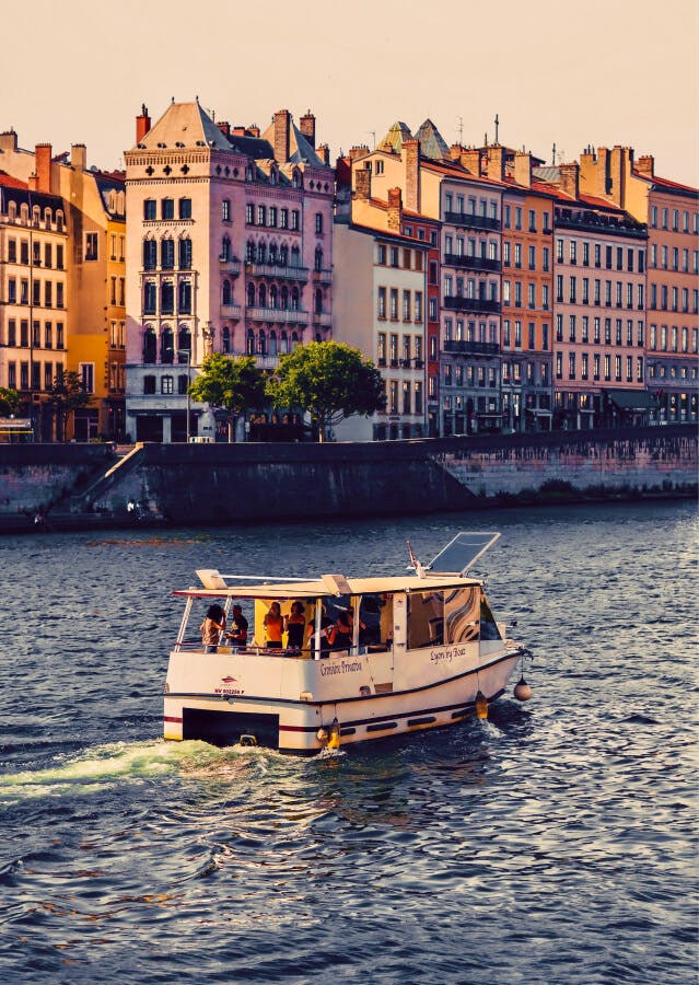 Vue sur Lyon et un bateau sur le Rhône