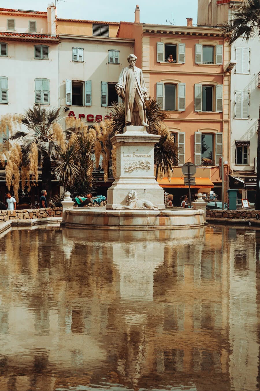 vue sur une fontaine à Cannes