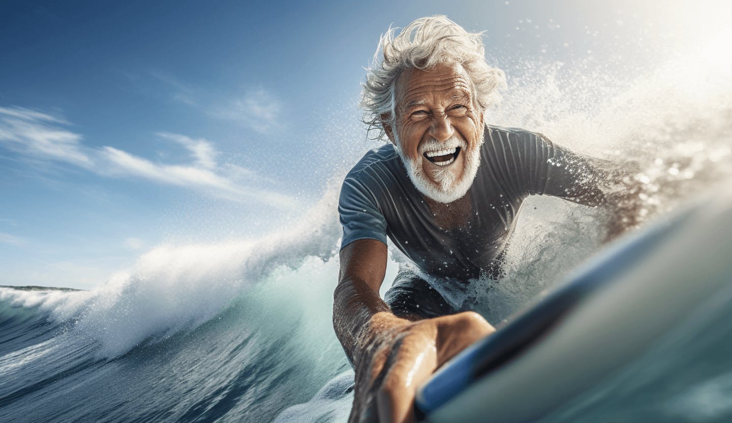 Homme de 60 ans faisant du surf
