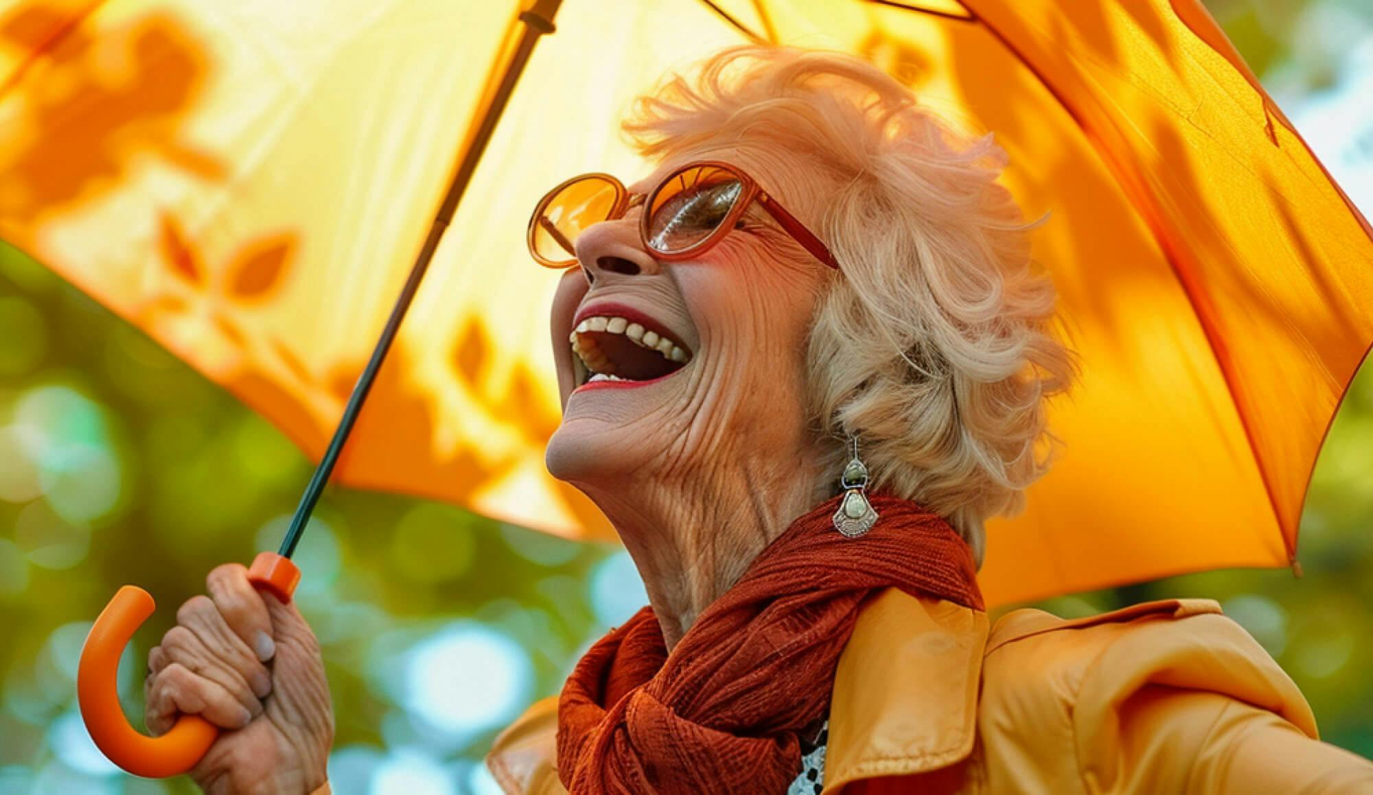 Femme âgée joyeuse avec un parapluie